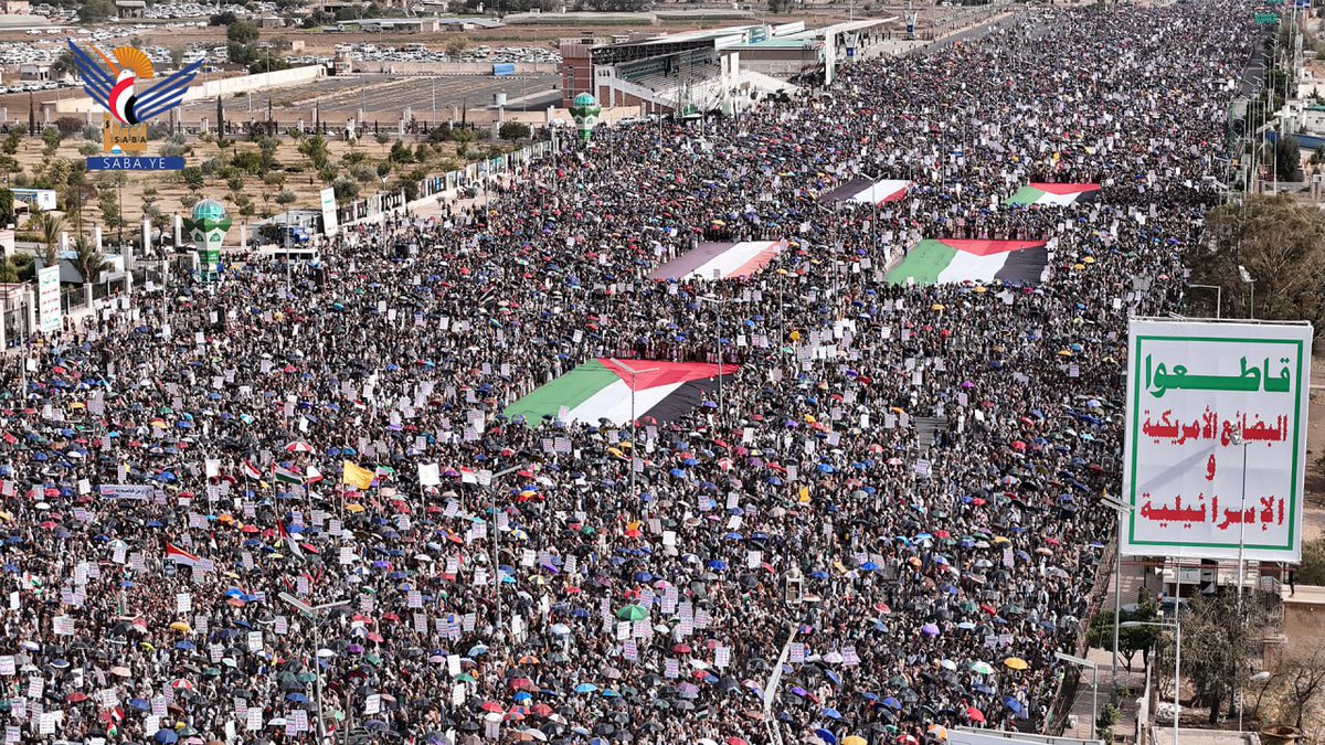 يا ابناء غزة الشرفاء العظماء 

لأن الشعب اليمني يدرك بأن الخذلان يؤلم مثله مثل بقية الجرائم فقد حرص أن يكون حاضرا معكم كل أسبوع في مليونيات لا مثيل لها في كل العالم ليقول لكم أنه معكم وإلى جانبكم ولن يخذلكم بإذن الله .