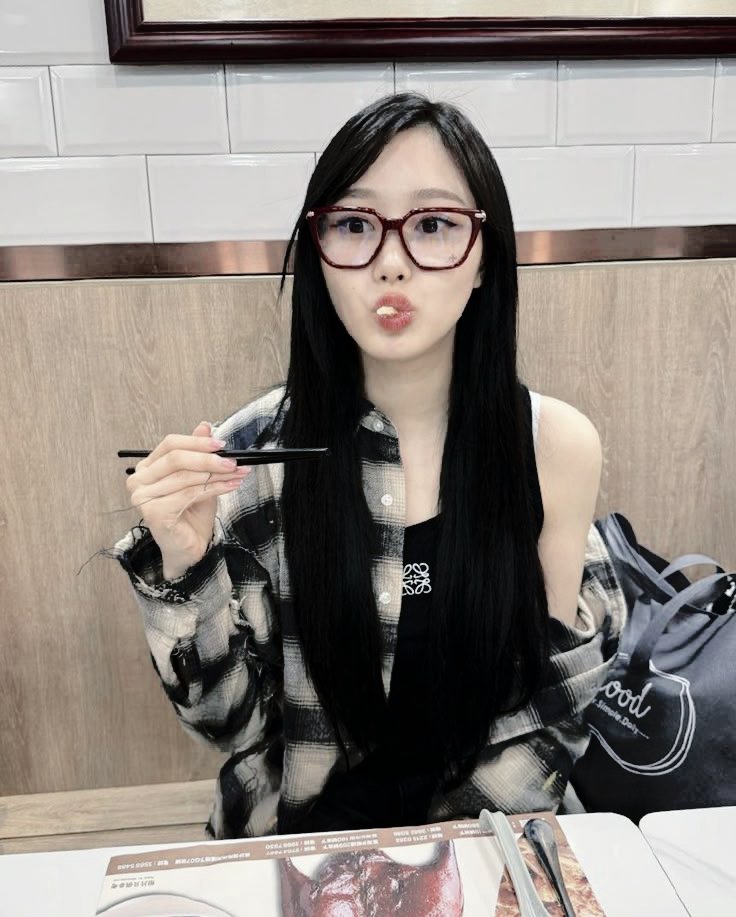spnitsu's tweet photo. ⠀⠀
⠀⠀⠀ ⠀⠀⠀ヽ ⠀⠀ ̤ ⠀⠀ ͏♫ _||| ⠀⠀ #ACTO2 ⠀⠀ (*
ㅤㅤㅤㅤㅤ ⠀ ⠀ ⠀ 🍣 ⠀ ˖ ⠀⠀ ܓܒ ⠀🇮🇹
Es Roma, pero últimamente soy tan adicto al sushi que recorrí las calles hasta dar con un restaurante. Invité a Lian y Asami porque tenían hambre. https://t.co/FPT18PitQK