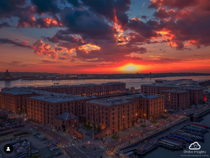 LiverpoolTIC's tweet photo. Oooh @theAlbertDock  at night… ✨
A glowing reminder of Liverpool’s heritage, culture &amp; creativity.
🎨 @tateliverpool 
🎶 @beatlesstory 
📸 Free attractions, selfie spots &amp; waterfront strolls

https://t.co/sNJ5yfftuM

📷 by @stratusimagery 
.
#AlbertDock #LiverpoolAtNight https://t.co/0mwVczfhKV