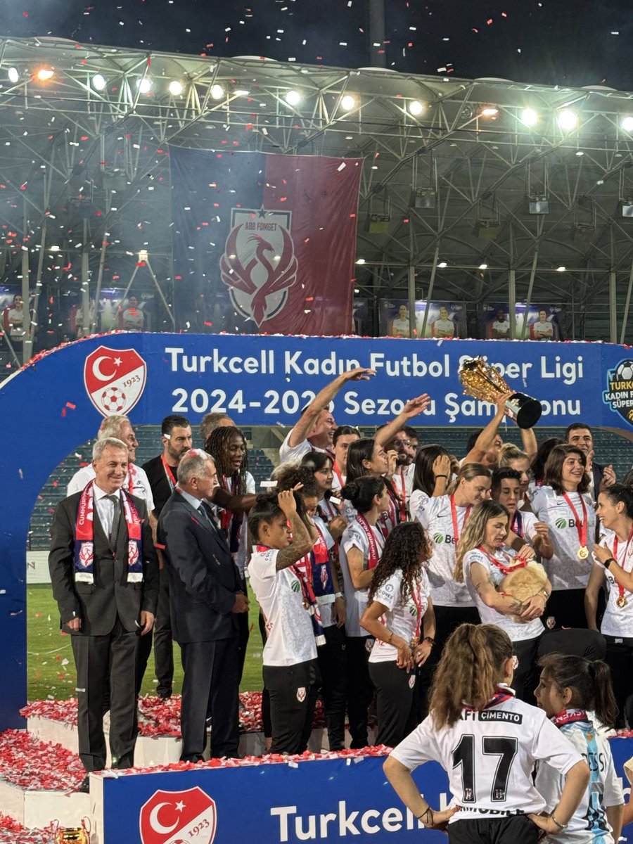 Başkentimize Türkcell Kadınlar Süper Liginde ikinci şampiyonluğu kazandıran ABB FOMGET Kadın Futbol Takımımız kupasını aldı. Emeği geçen yöneticilerini, teknik heyeti ve futbolcularımızı tebrik ederim.