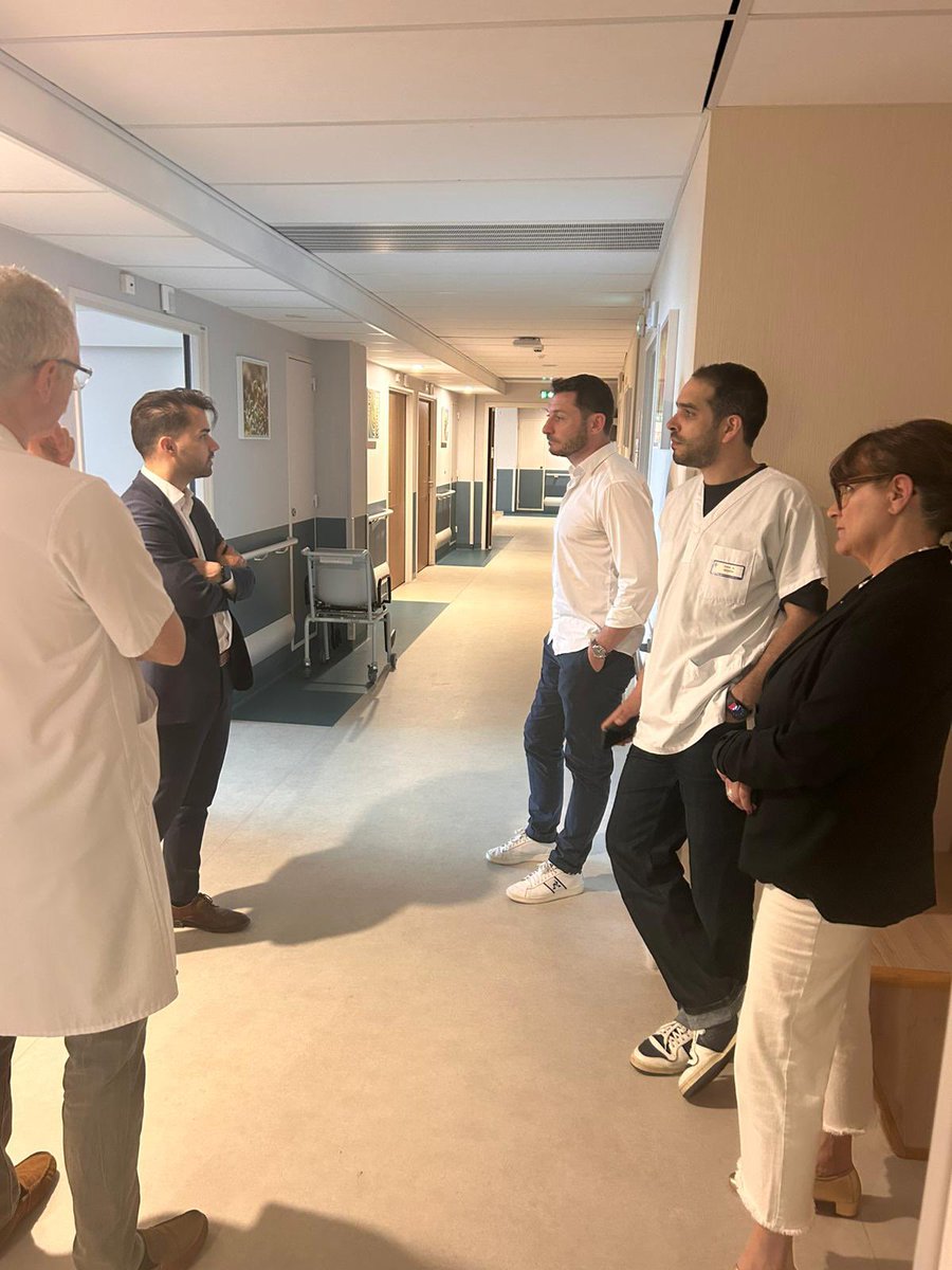 ERVMAcvdl's tweet photo. 🏥 Visite de @Jordan_challier dans les locaux du pôle #Vieillissement du @CHRU_Tours.
💬Filière gériatrique de territoire, #ICOPE, Plan #antichute, projet de SAS Gériatrique, … l’#ERVMA a pu longuement échangé avec lui.
👍🏼Merci pour votre écoute et à très bientôt ! https://t.co/JyaAFEX1IT