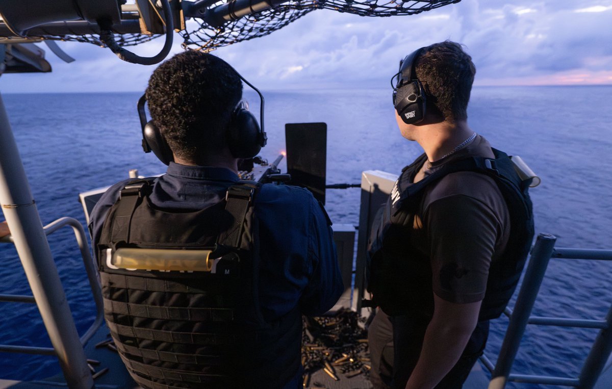 USPacificFleet's tweet photo. #LiveFireFriday! ๐ฅโ๐บ๐ธ
@USNavy Sailors aboard #USSAmerica (LHA 6) & #USSNimitz (CVN 68) conduct live-fire exercises to maintain #lethality & #readiness while forward-deployed in the #USPacificFleet.
๐ธ: MC2 Sadeโ Anita Wallace, MC2 Hannah Kantner https://t.co/QKZPuTuWHD