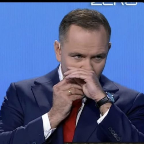 Nyckstra's tweet photo. @domi_dlugosz Pani Redaktor, czy Nawrocki nie trzyma od połowy debaty saszetki nikotynowej? https://t.co/p7kjUJaLBN