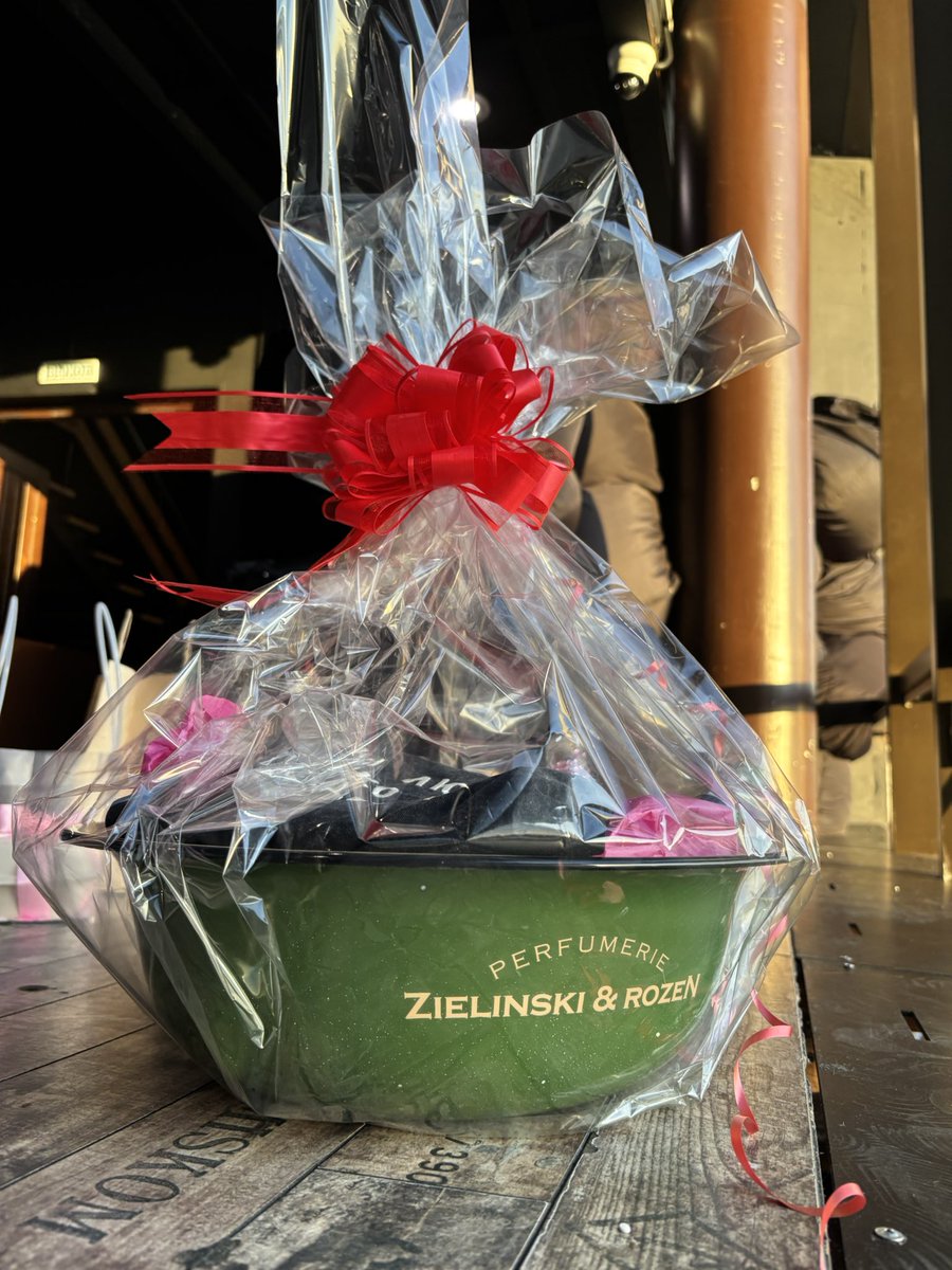 JaneAlien's tweet image. Если вас волновал вопрос, кто эти люди, которые купили эмалированный таз Zielinski &amp;amp; Rosen за 8 тысяч рублей — это мы. 

Решили, что роскошной женщине, у которой всё и так есть, для полного счастья на день рождения нужен именно ОН.