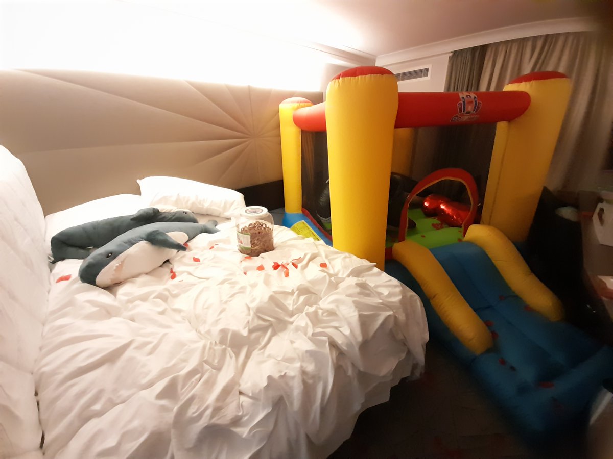 I swear my Confuzzled hotel room is completely normal-- 👀💦