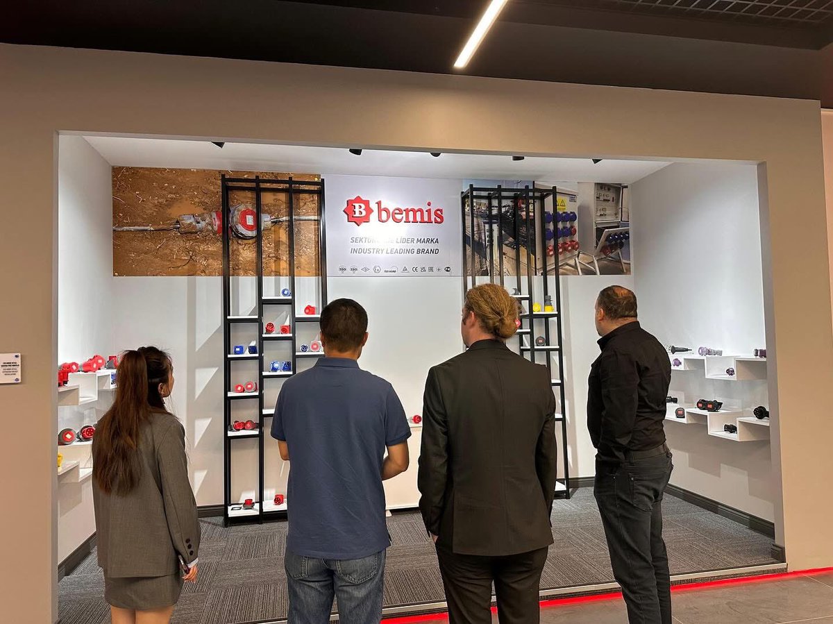 TESİAD Genel Sekreteri Kerem Ataş, TESİAD Çin Sorumlusu Erdem Öztürk ile birlikte Çin’in Ningbo bölgesinde faaliyet gösteren Mascube firmasının Genel Müdürü Sayın Sun ve beraberindeki iş insanları heyetiyle birlikte Bemis Endüstriyel fabrikasını ziyaret etti.