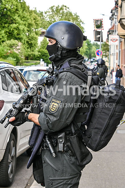 Polizeibeamte sind in der Göppinger Innenstadt im Einsatz. Nach Angaben eines Sprechers sei nach einer Person gesucht worden, die mit einer Schreckschschusswaffe schoss.

Foto: onw-images / Simon Zeiher +++ © onw-images Bilderdienst +++ 23.05.2025