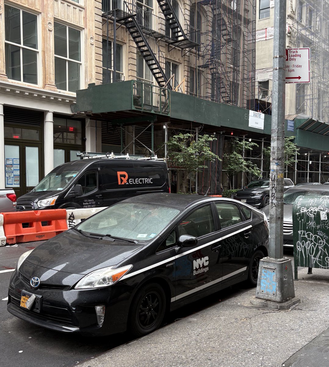 _Steve_Bennett's tweet image. That’s our @NYC_Buildings department: parking in the Loading Zone with a folded over license plate so they don’t get speed/red light tickets. A little @placardabuse double dip.