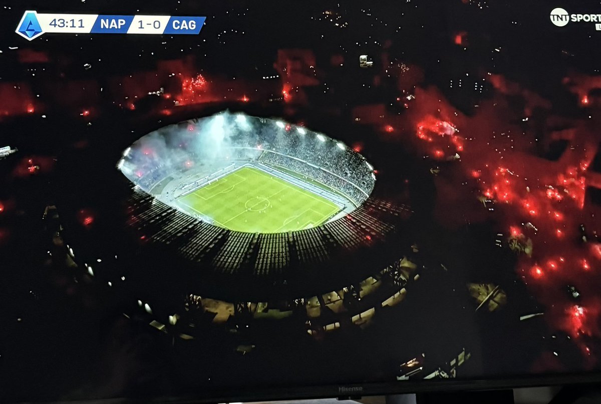 Olhem a loucura à volta do Estádio do Napoli 👀