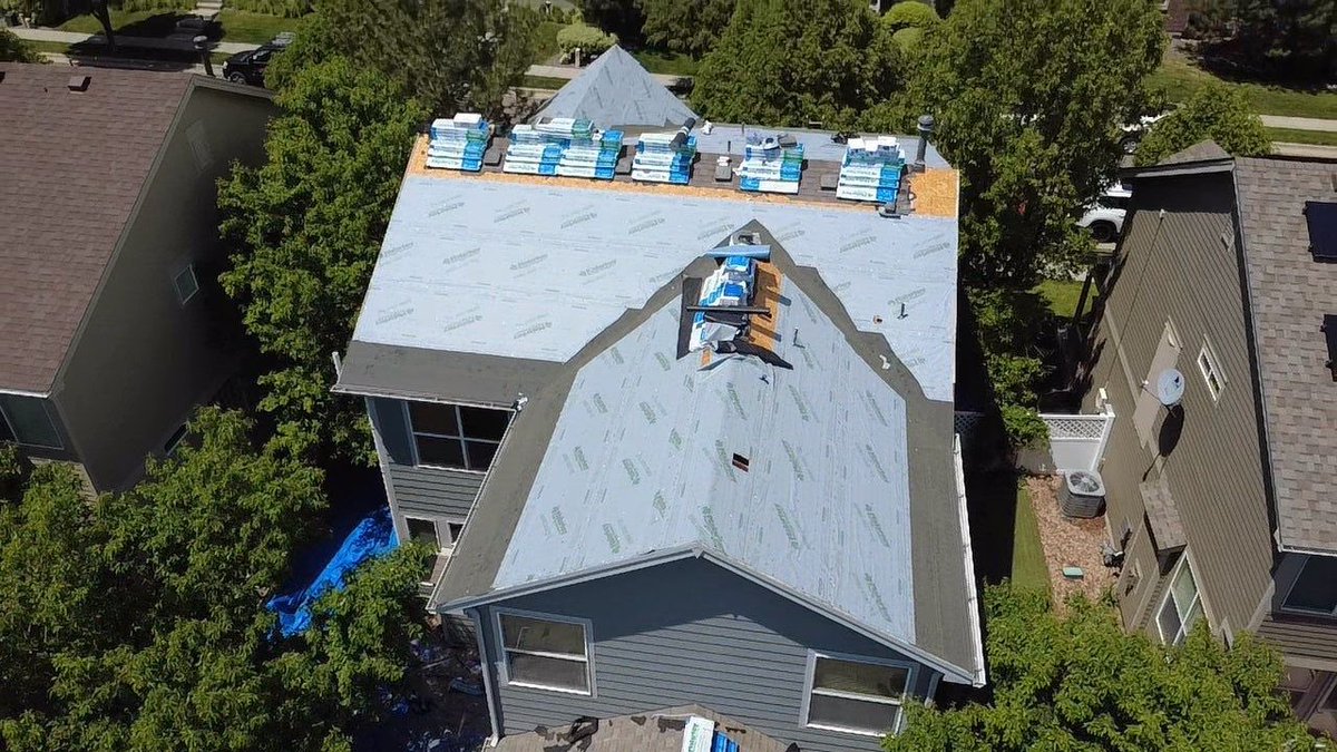 krshirley's tweet photo. It has been a busy week and a busy spring season for the team at Sol Vista. Here are some of the roofs we’ve repaired or replaced this week!

In these photos are 2 asphalt shingle roof replacements, TPO roof repair, EPDM with ballast leak patch, and a tile roof repair/tune-up 😎 https://t.co/ARopbQWHSA