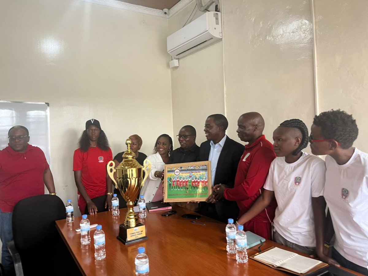 Nyuma yo gusinyana masezerano y'ubufatanye hagati y'INDAHANGARWA WFC na ALEX STEWART INTERNATIONAL RWADA Ltd tariki 23/9/2024,kuri uyu wa 5,iyikipe yamurikiye ubuyobozi bwa ASIR ltd igikombe cy'amahoro iyikipe yatwaye tariki 4/5/25 imaze kwandagaza Rayon Sports WFC.