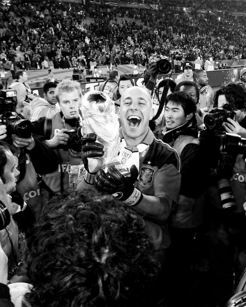 Immagina avere una carriera ricca di gloria ed essere espulso nell’ultima partita della tua carriera.
Vicino a Pepe Reina e grazie per il calcio dato ⚽️ #elitalo33