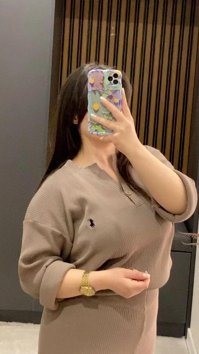 الجنسية امارتيه
المنطقة دبي 
العمر 35 
الطول 160 
الوزن 68
لون البشرة بيضاء ناعمه
الشكل جميلة جدا
الوظيفه موظفه
السكن عندها سكن ملك
الحاله الاجتماعية مطلقه 
لاترغب بالانجاب 
زواج مسيار سري