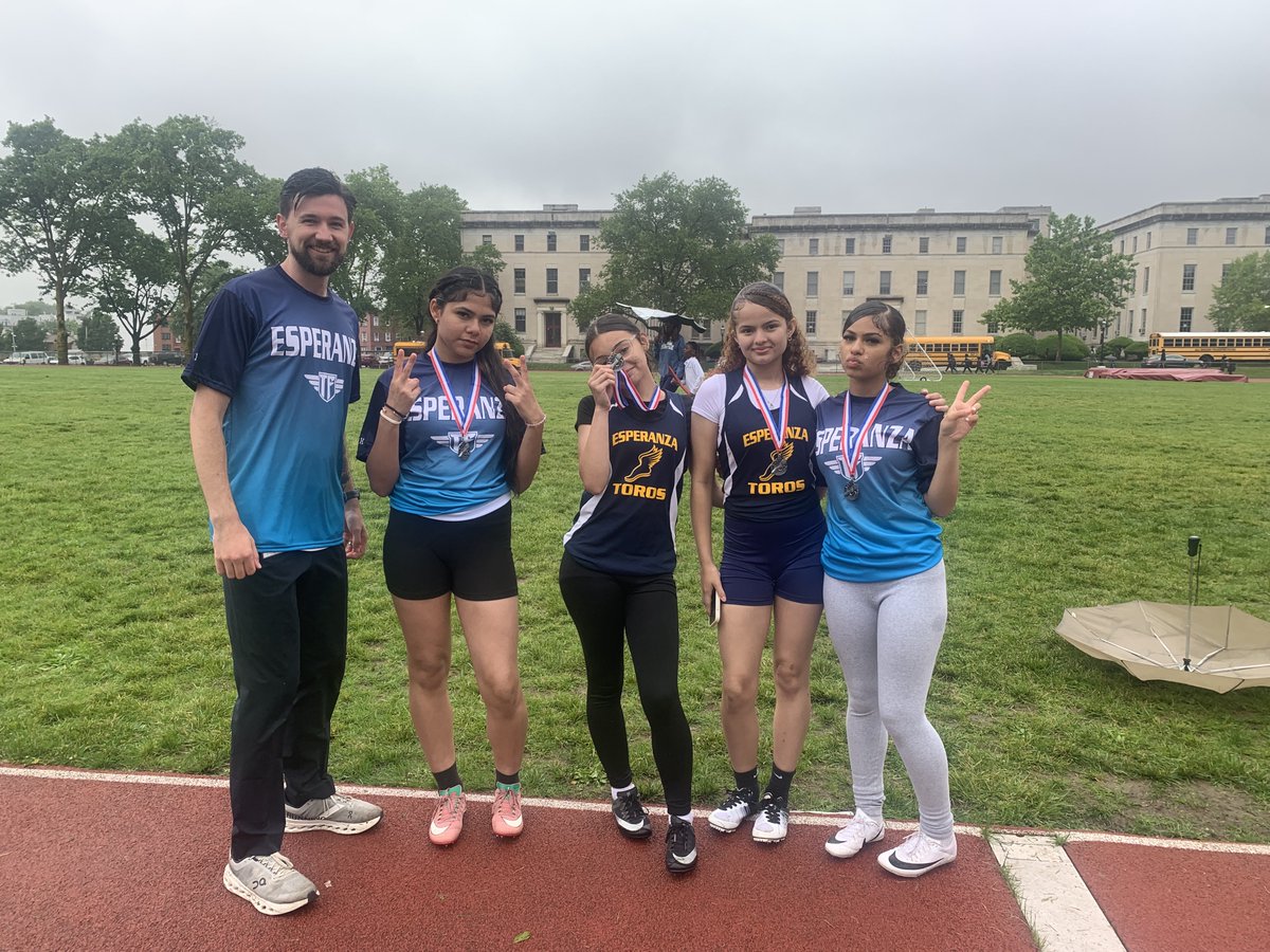 Congratulations to our Middle School Varsity Girls’ Track Team for taking 2nd place in the 4x400m relayout of more than 20 schools! 🙌 And a big shout-out to JV 100m runner Jacob  for finishing first in his heat at the championship! Way to go Toros!🏆🏃🏼‍♀️ #Track  #EsperanzaAcademy