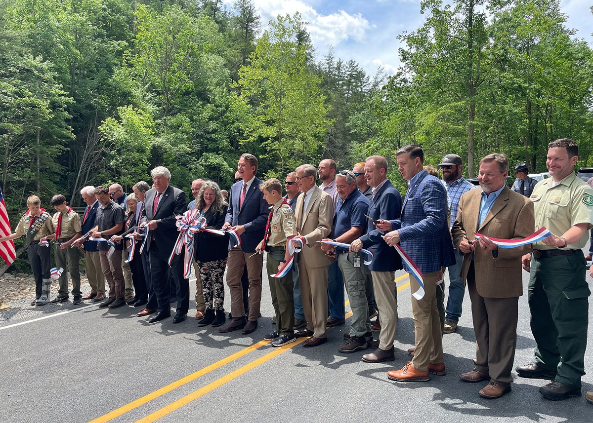 VaDOTBristol's tweet image. Route 58 is BACK!  The 1.5-mile stretch between Damascus &amp;amp; Konnarock, destroyed by Hurricane Helene, is rebuilt 5 months early &amp;amp; under budget. The ribbon was cut at a ceremony on Thursday, May 22. The road is now officially open! #Route58 #VirginiaCreeperTrail