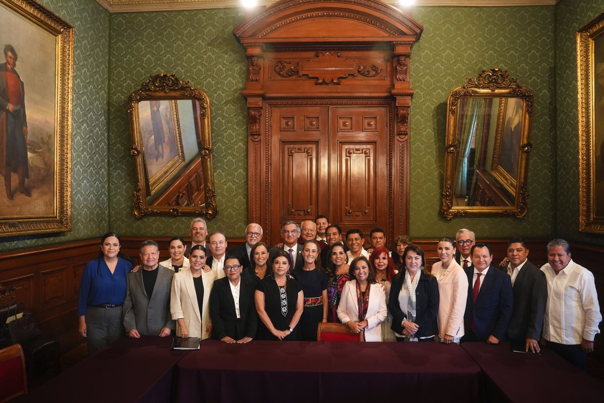 En Palacio Nacional nos reunimos con las y los gobernadores de los estados adscritos a IMSS-Bienestar. Entre todos hacemos realidad el derecho del pueblo a la salud de calidad, universal y gratuita.