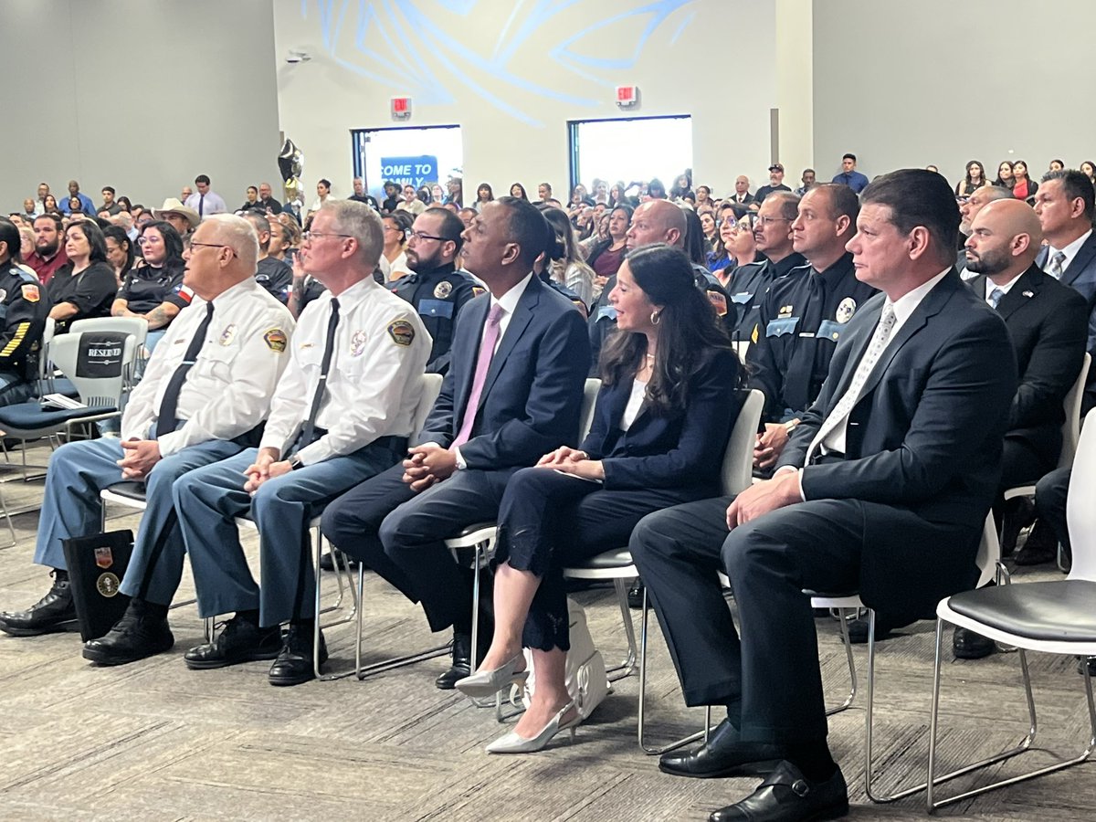 MayorRenardEPTX's tweet photo. Today we celebrate 37 new guardians of our community—graduates of EPPD’s 137th Academy. You’ve answered the call to serve with courage and discipline. El Paso stands with you—always. #EPPD137 #ElPasoStrong #ServiceAboveSelf #PublicSafety #ElPasoProud #EPPoliceGraduation https://t.co/aruQjgtFyX