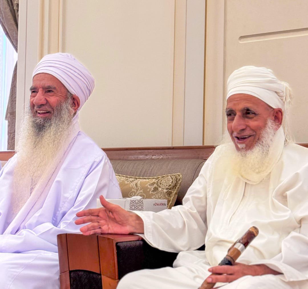 " تحيا بكُم كل أرض تنزلونَ بها
كأنَّكُم في بقاع الأرض أمطار

وتشتهي العين فيكُم منظراً حسنا
كأنَّكُم في عيون الناس أزهارُ ".