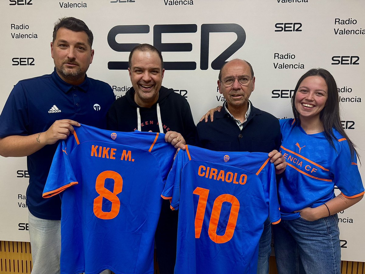 Última jornada en marcha… ¡y así la vivimos!

Con las camisetas del VCF que nos ha regalado <a href="/PepePla4/">Pepe Pla ⚽📝</a> , cerramos temporada como se merece: buen fútbol, buen rollo y EQUIPAZO.  

Así de bien nos quedan… y así de bien lo contamos.

<a href="/PepePla4/">Pepe Pla ⚽📝</a> 
<a href="/kike_mateu/">Kike Mateu🇪🇸📻📺⚽️🦇📚🏆🏌️‍♂️Instag: kikemateu_</a> 
<a href="/ElenaRequeni/">Elena Requeni</a> 
CIRAOLO🧑‍🏫