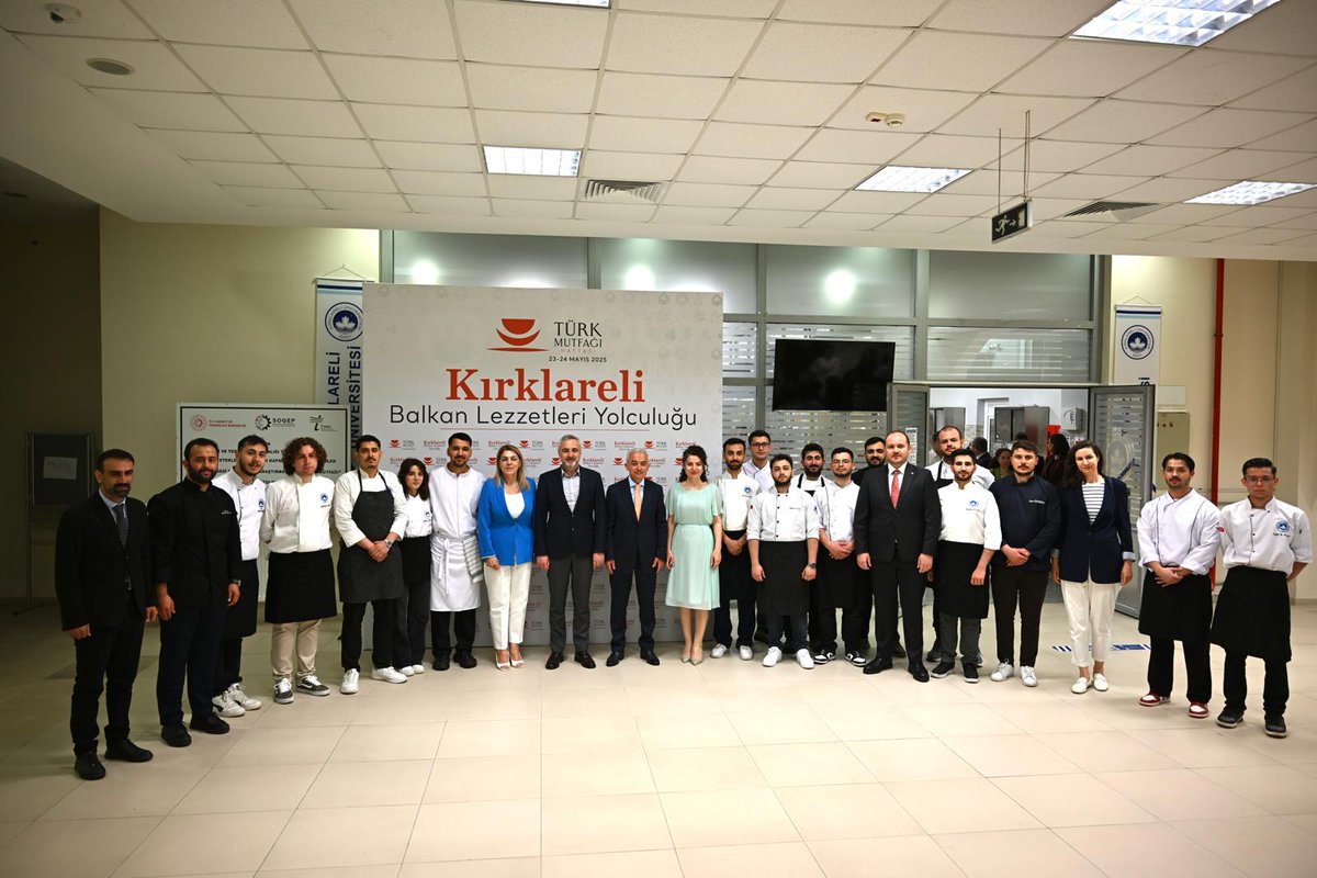 Valimiz Sayın Uğur Turan, kıymetli eşi Nihal Turan hanımefendi ve 
il protokolü ile birlikte
 🇹🇷#TürkMutfağıHaftası etkinlikleri kapsamında Kırklareli Üniversitesi ev sahipliğinde gerçekleşen “Kırklareli Balkan Lezzetleri Yolculuğu” etkinliği ve Gala Programına katıldı.⤵️