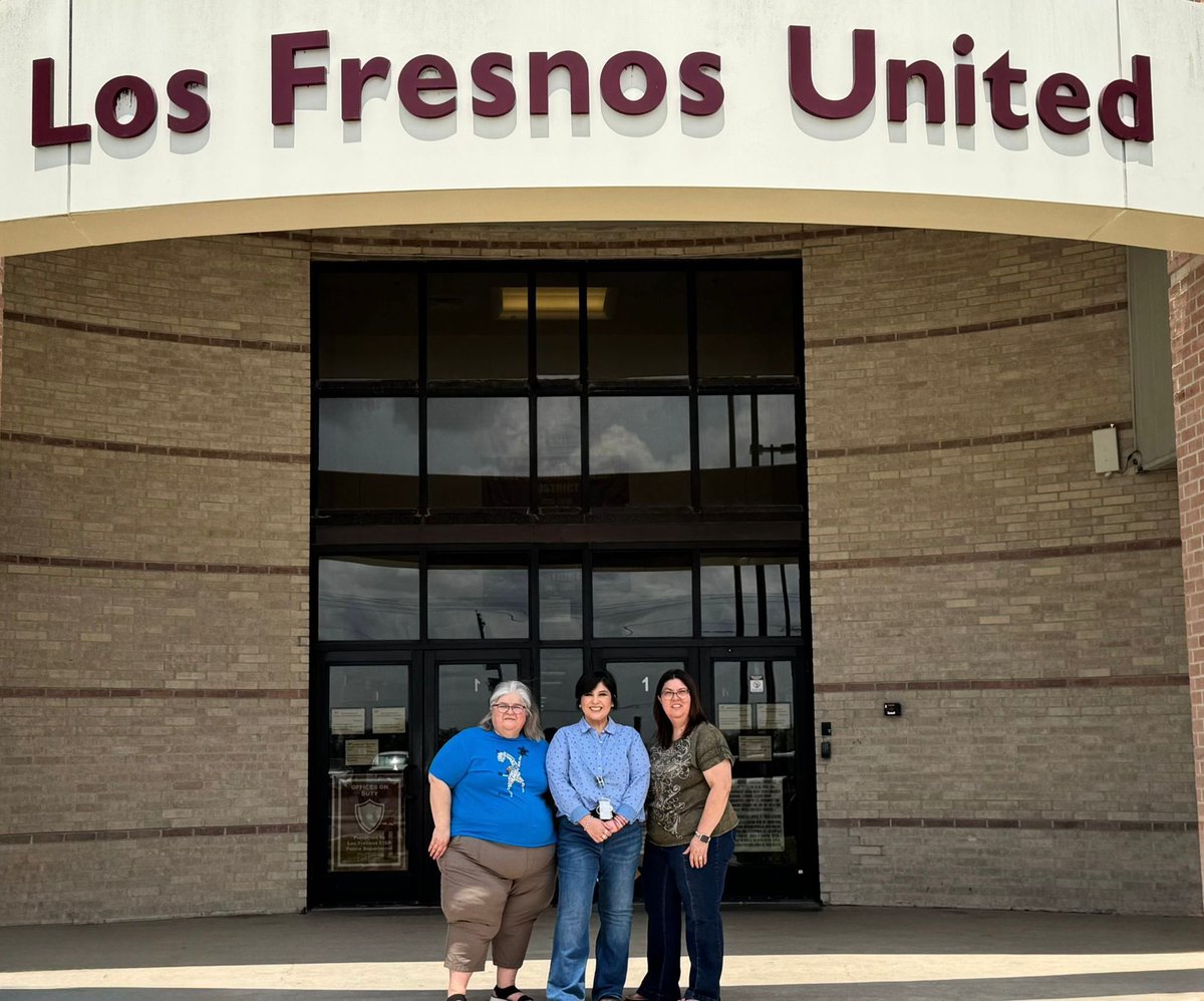 hernandez_ms's tweet photo. Today ends my time in the classroom @LFUnited and I’m happy to share this culminating moment with our department’s 2 retirees. It’s bittersweet but I’m excited to impact so many more of our @LosFresnosCISD students @resaca_gators. Thank you for the beautiful memories! #iteachlfu https://t.co/0xTW3sCYv1