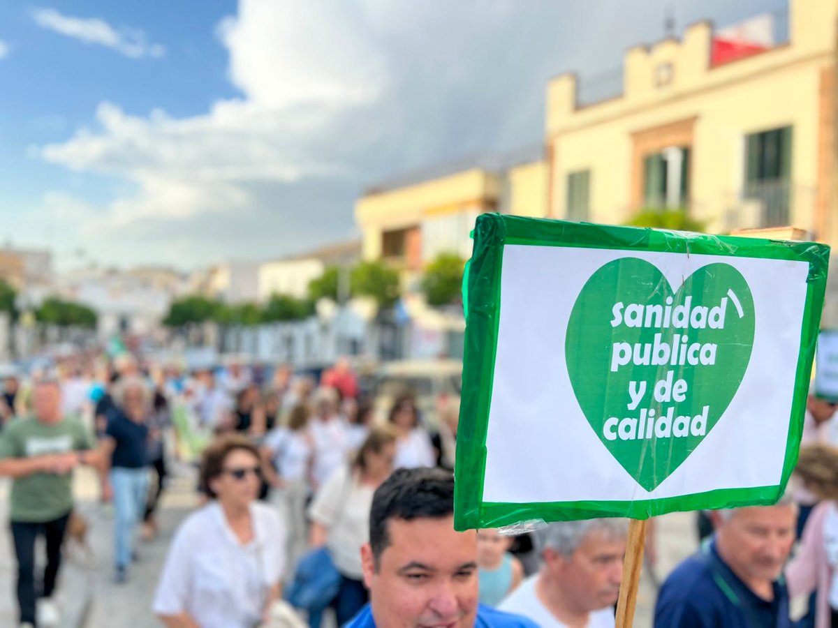 PSOEdeLebrija's tweet photo. Lebrija ha vuelto hoy a alzar la voz para defender enérgicamente una sanidad pública de calidad y para denunciar el  desmantelamiento que el gobierno de la Junta de And,con Moreno Bonilla al frente,está haciendo de este servicio público de absoluta necesidad.@psoedesevilla https://t.co/MeF9EgiotI