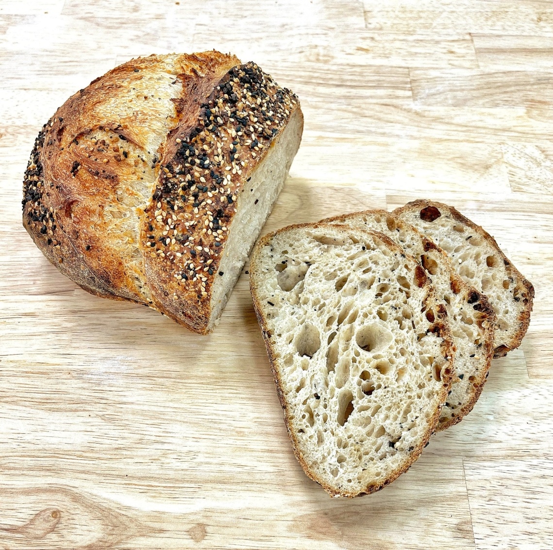 Everything you love in one loaf, literally. This savory staple is built for bagel lovers, sandwich fans, and toast enthusiasts alike! 🍞