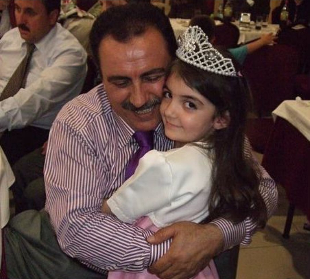 Yürekten verirdin verdiğin vakit
Sular ürperirdi girdiğin vakit
Bir çocuk,bir çiçek gördüğün vakit
Gülerdi gözlerin,hatırlarmısın.