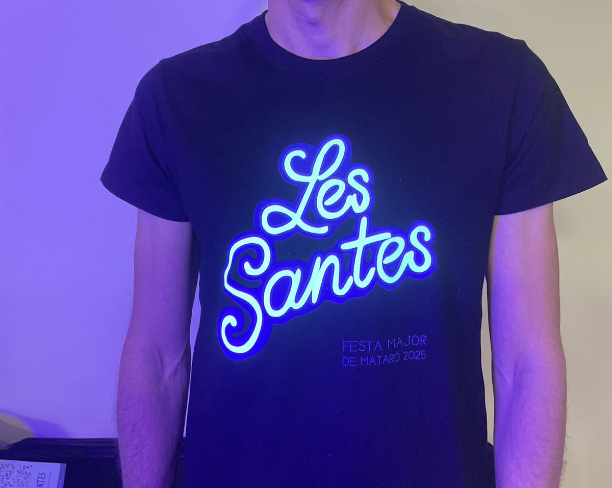 💥Aquesta és la samarreta de Les Santes d'aquest any!

👕 El neó fluorescent del cartell d'aquest any és l'únic element de la samarreta negra del 2025

👉Tots els detalls: tvmataro.cat/story/un-neo-f…