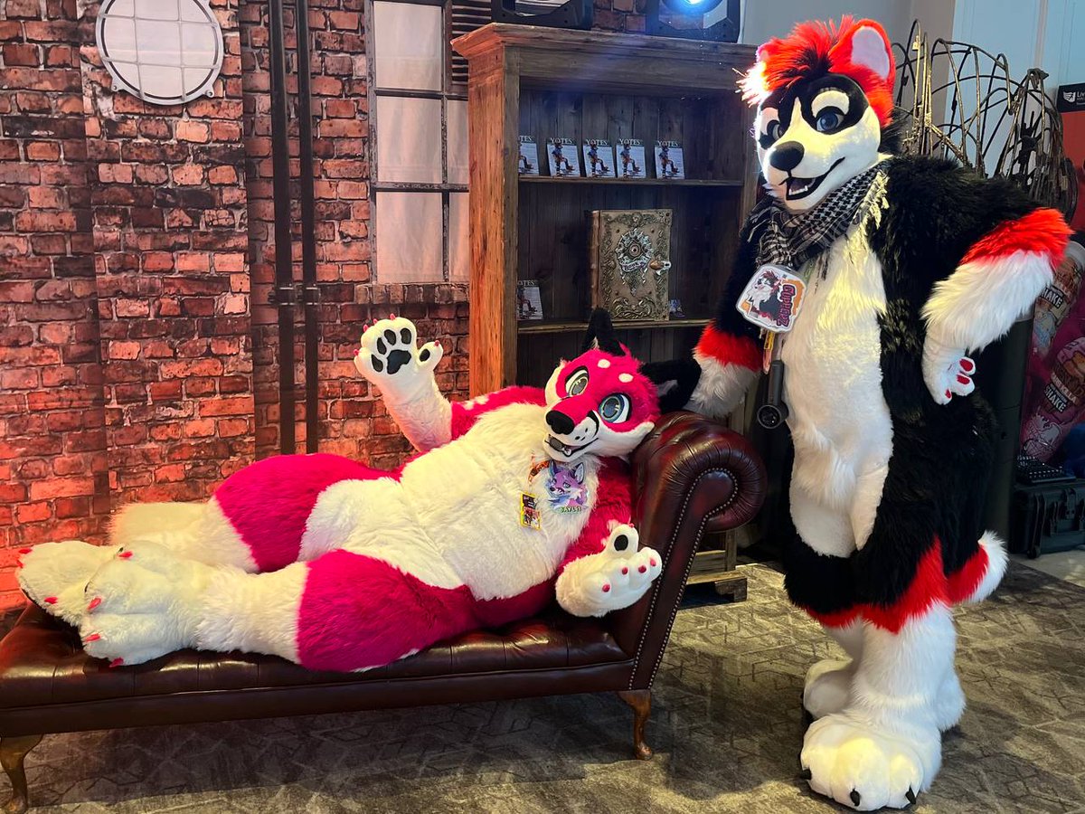Baylei (@bayleifox) on Twitter photo I swear the doughnut was this big!!! 🍩🦊🍩
Happy #FursuitFriday from #confuzzled2025!
🐺🐻 <a href="/WolfBearz/">️Gupperz</a>
📸 <a href="/Willsy107/">Will Yeen 🏳️🌈</a>
🪡 <a href="/ShagpokeStudios/">Shagpoke Studios</a> I swear the doughnut was this big!!! 🍩🦊🍩
Happy #FursuitFriday from #confuzzled2025!
🐺🐻 <a href="/WolfBearz/">️Gupperz</a>
📸 <a href="/Willsy107/">Will Yeen 🏳️🌈</a>
🪡 <a href="/ShagpokeStudios/">Shagpoke Studios</a>