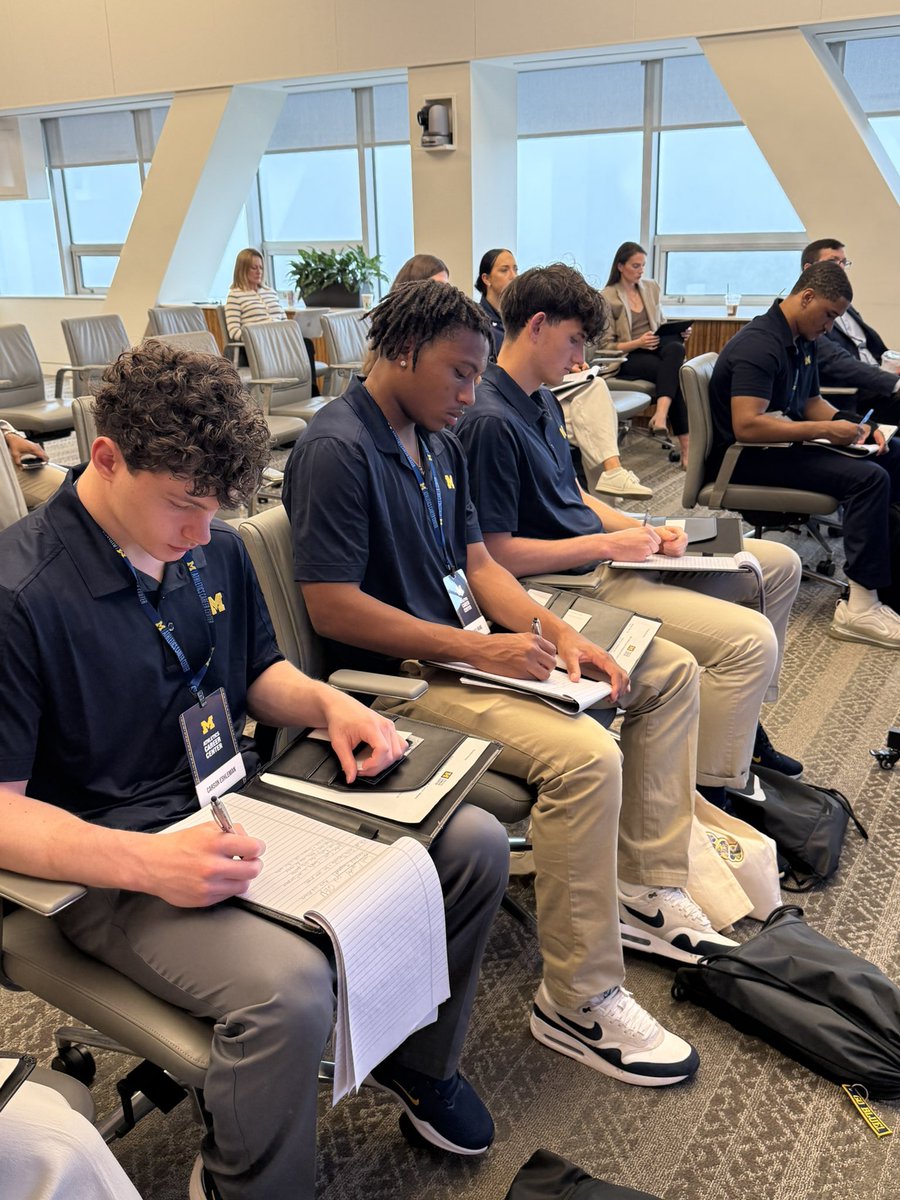 UMichGoMACC's tweet photo. invested in ourselves yesterday at Sands Capital Management & QED Investors 📈
#WashingtonDCCareerVenture #TheMichiganDifference https://t.co/yVDRiltpKu