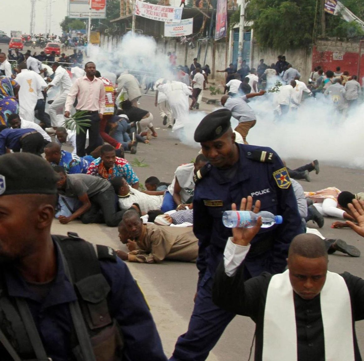 AndyBemba's tweet photo. Notre pays est agressé.  L'armée rwandaise a massacré plus de 5000 compatriotes. Mais le citoyen JKK n’en fait pas mention et se range indirectement au côté du M23/Afc en accusant Kinshasa de stigmatiser une communauté. Faut être amnésique pour croire en une personne qui n’avait que la violence, tueries et barbaries comme mode de fonctionnement. Nous n’avons rien oublié, et rien ne sera effacé de l’histoire 1997-2018.