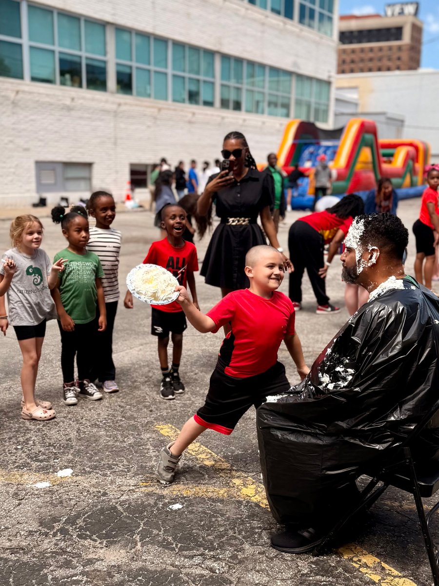 MOCharterSchool's tweet image. This Week's Missouri Charter Schools Photo Roundup: Last Week of School Edition 📸
😀 @cwckc: Field Day fun
🎓 @LafayettePrep: Kindergarten graduation
🍉 @GatewaySciElem: End of year picnic
🎉 University Academy: Middle school graduation
#CharterEducation #MOChartersWork