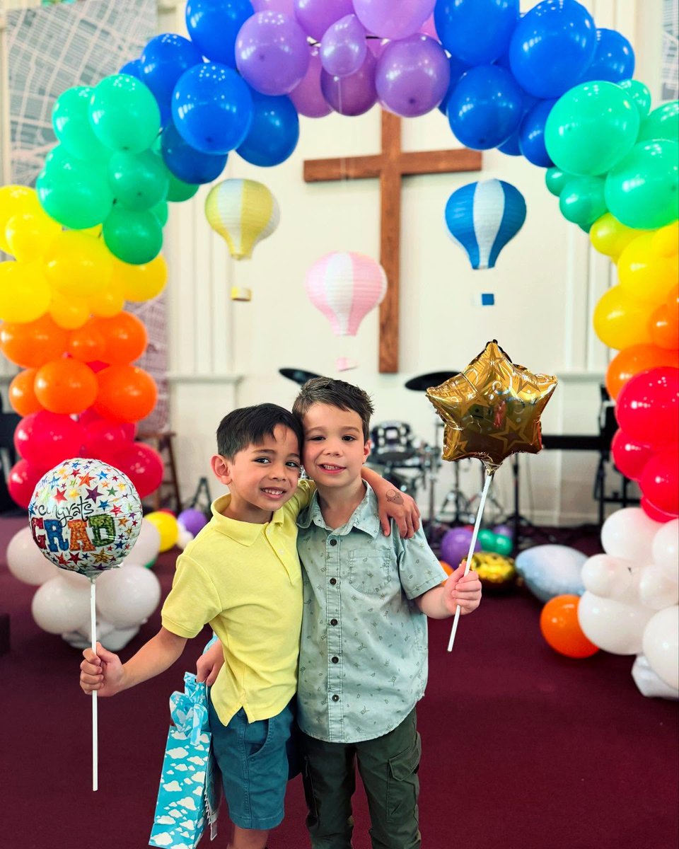 MOCharterSchool's tweet image. This Week's Missouri Charter Schools Photo Roundup: Last Week of School Edition 📸
😀 @cwckc: Field Day fun
🎓 @LafayettePrep: Kindergarten graduation
🍉 @GatewaySciElem: End of year picnic
🎉 University Academy: Middle school graduation
#CharterEducation #MOChartersWork