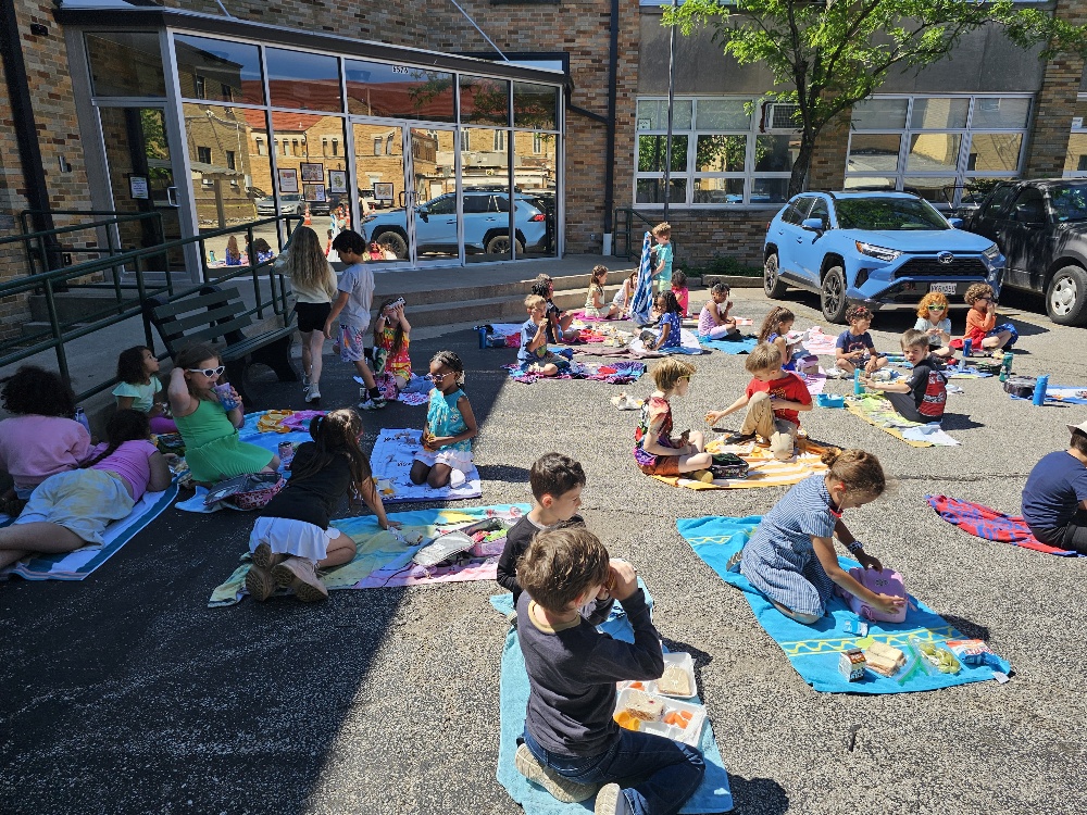 MOCharterSchool's tweet image. This Week's Missouri Charter Schools Photo Roundup: Last Week of School Edition 📸
😀 @cwckc: Field Day fun
🎓 @LafayettePrep: Kindergarten graduation
🍉 @GatewaySciElem: End of year picnic
🎉 University Academy: Middle school graduation
#CharterEducation #MOChartersWork