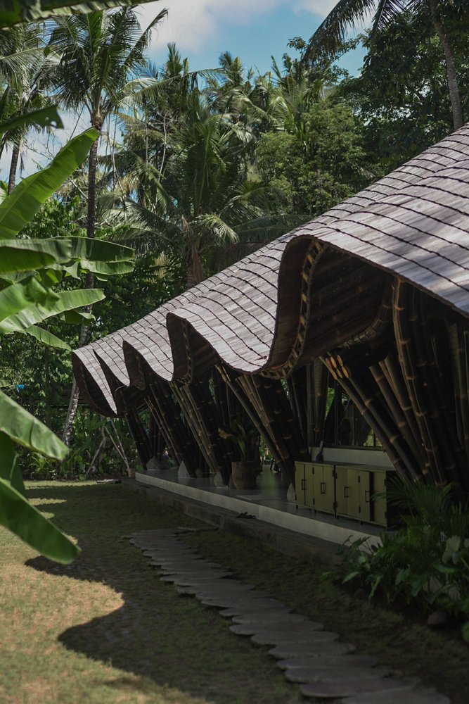 w_emerg's tweet photo. Can black bamboo, reclaimed wood & terrazzo shape a serene, sustainable workspace? Studio Lodtunduh in Bali by Pablo Luna Studio fuses tropical minimalism with local materials & collaborative design.
#Bamboo #PabloLunaStudio #UbudBali #EcoDesign #MinimalistArchitecture #Tropical https://t.co/aKV7eC0Hul