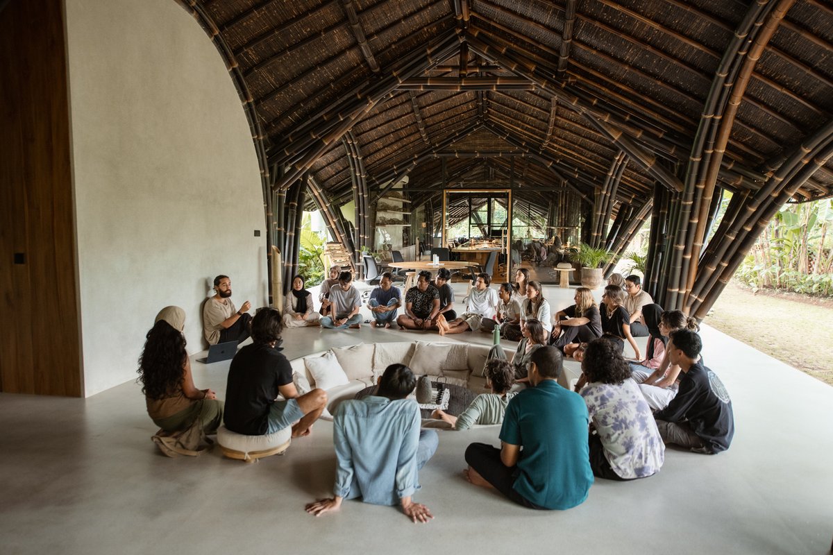w_emerg's tweet photo. Can black bamboo, reclaimed wood & terrazzo shape a serene, sustainable workspace? Studio Lodtunduh in Bali by Pablo Luna Studio fuses tropical minimalism with local materials & collaborative design.
#Bamboo #PabloLunaStudio #UbudBali #EcoDesign #MinimalistArchitecture #Tropical https://t.co/aKV7eC0Hul