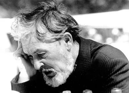 Ana, otağımı süpürməyə başlayacaqsan,
məni yada salanda, bəlkə də,
qapının yanında
dayanıb, qəfil ağlayacaqsan...

Gennadi Ayqi

Tərcümə: (c)