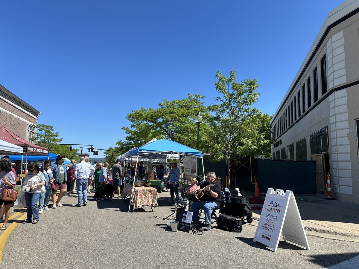 As summer approaches, you know what's coming back? That's right, local seasonal Farmers Markets are reopening! Dive into the details about the Farmers Markets in the Petoskey area by clicking the link. #FarmersMarket #SummerVibes

buff.ly/lwfbs5V