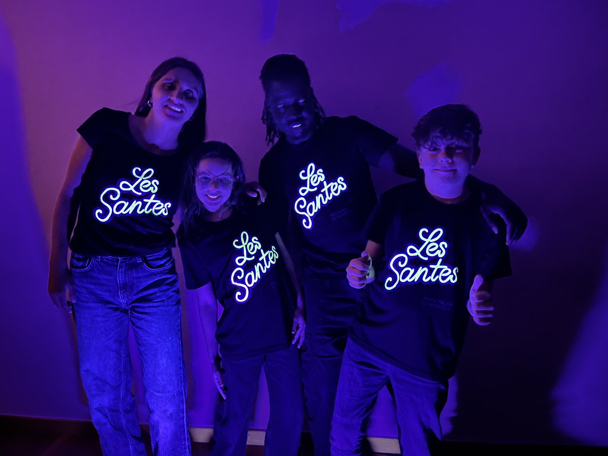 Aquesta és la samarreta de #lessantes 2025! 
Avui s'ha presentat en la desfilada del NeMFest que ha comptat amb la participació de <a href="/MauriceGomis/">Maurice Gomis</a>, <a href="/claracambray/">Clara Cambray</a> i dos representants del Consell d'Infants de Mataró fent de portadors de la samarreta.