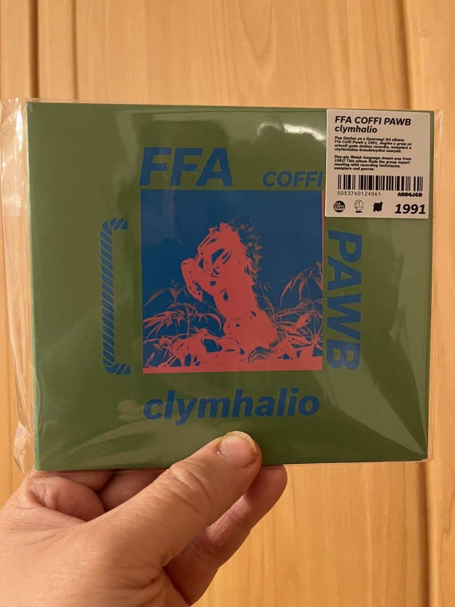 _huwroberts_'s tweet image. ‘Clymhalio’ gan Ffa Coffi Pawb wedi ei ail-ryddhau heddiw. Prynwch! Braf cael ffordd hawdd o wrando ar ‘Breichiau Hir’ - y gân cyntaf gan @gruffingtonpost i mi fod yn berchen arni ar ôl cael ‘O’r Gâd’ fel presant ’Dolig yn 1991! Wrth edrych yn ôl, fy ngyflwyniad i’r Furryverse!