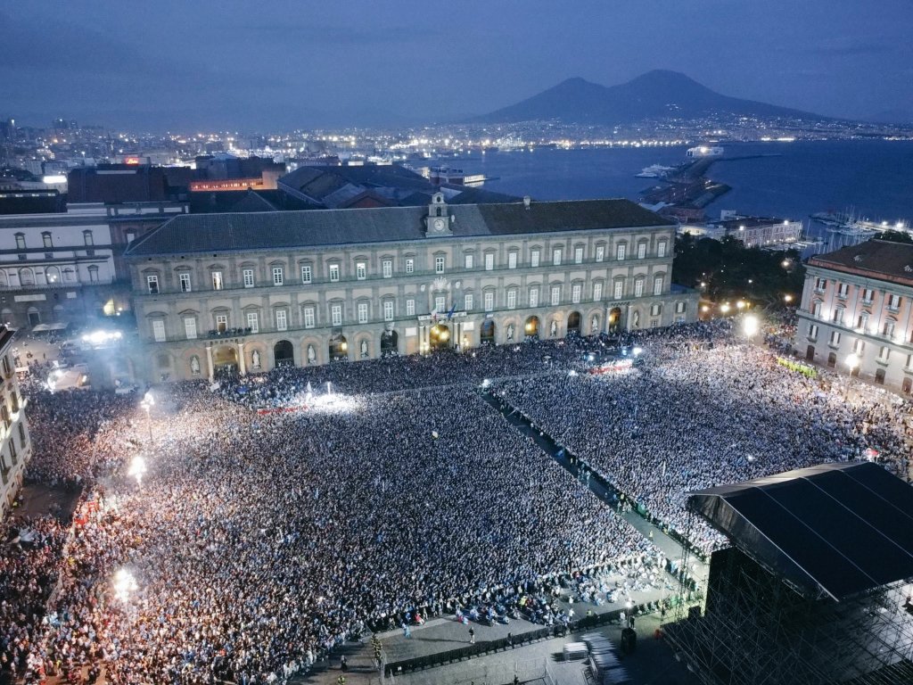 Fede_ProudOfLou's tweet photo. Non perché è la mia città ma Napoli è proprio una roba meravigliosa di un altro mondo. 

#NapoliCagliari https://t.co/0gHdM1JxHc