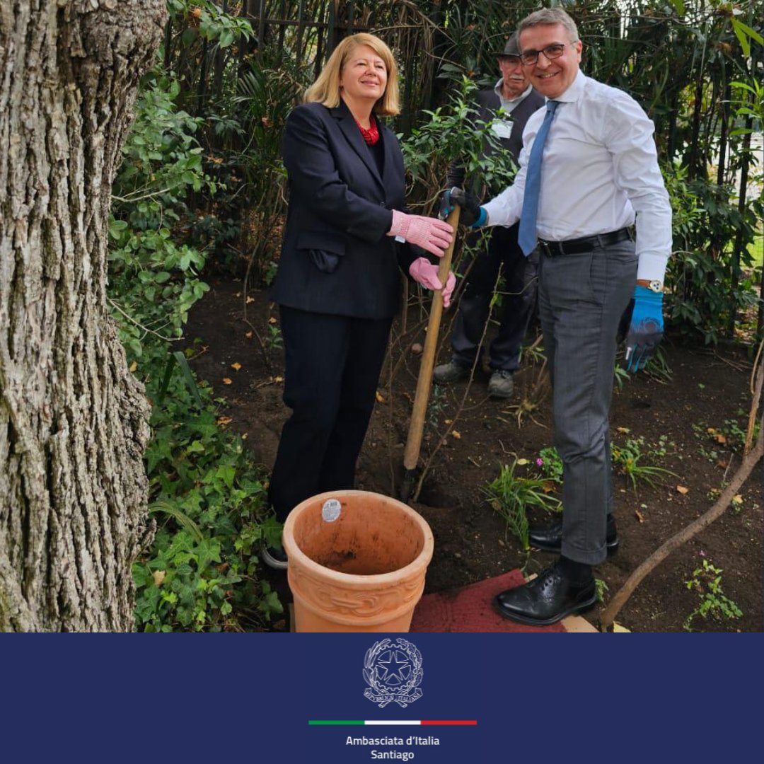 La Embajadora <a href="/ValeriaBiagiott/">Valeria Biagiotti</a> recibió a una delegación encabezada por Marco Botta, CEO de Ferrero Hazelnut Company. Para celebrar la visita y el Día de la Biodiversidad 🌱, se plantaron en el jardín de la Embajada dos avellanos, símbolo del profundo vínculo entre 🇮🇹 y 🇨🇱