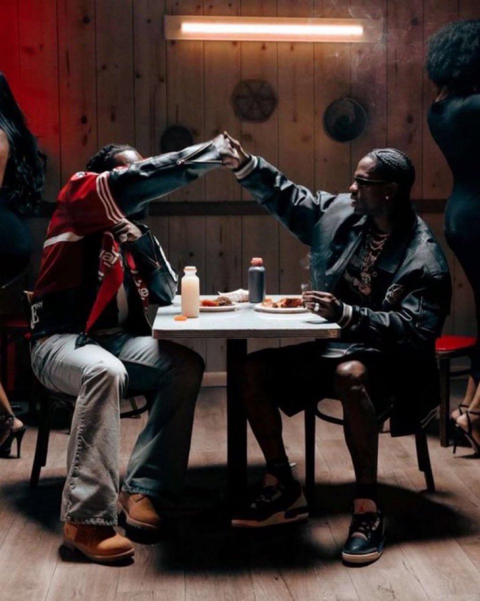 Mbahdeyforyou's tweet photo. Burna dun carry Travis Scott enter bush https://t.co/5mMHLv9NlQ