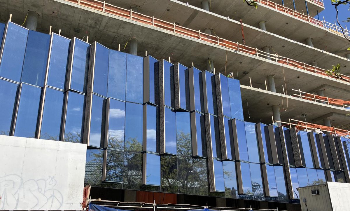 On the Telus Ocean project we worked closely with the amazing Telus team to design a facade that could act as a canvas for artwork. Then Carey Newman entered the chat and blew us all away. The waves on the facade draws inspiration from the memories of xwsзyq'әm, the Lekwungen