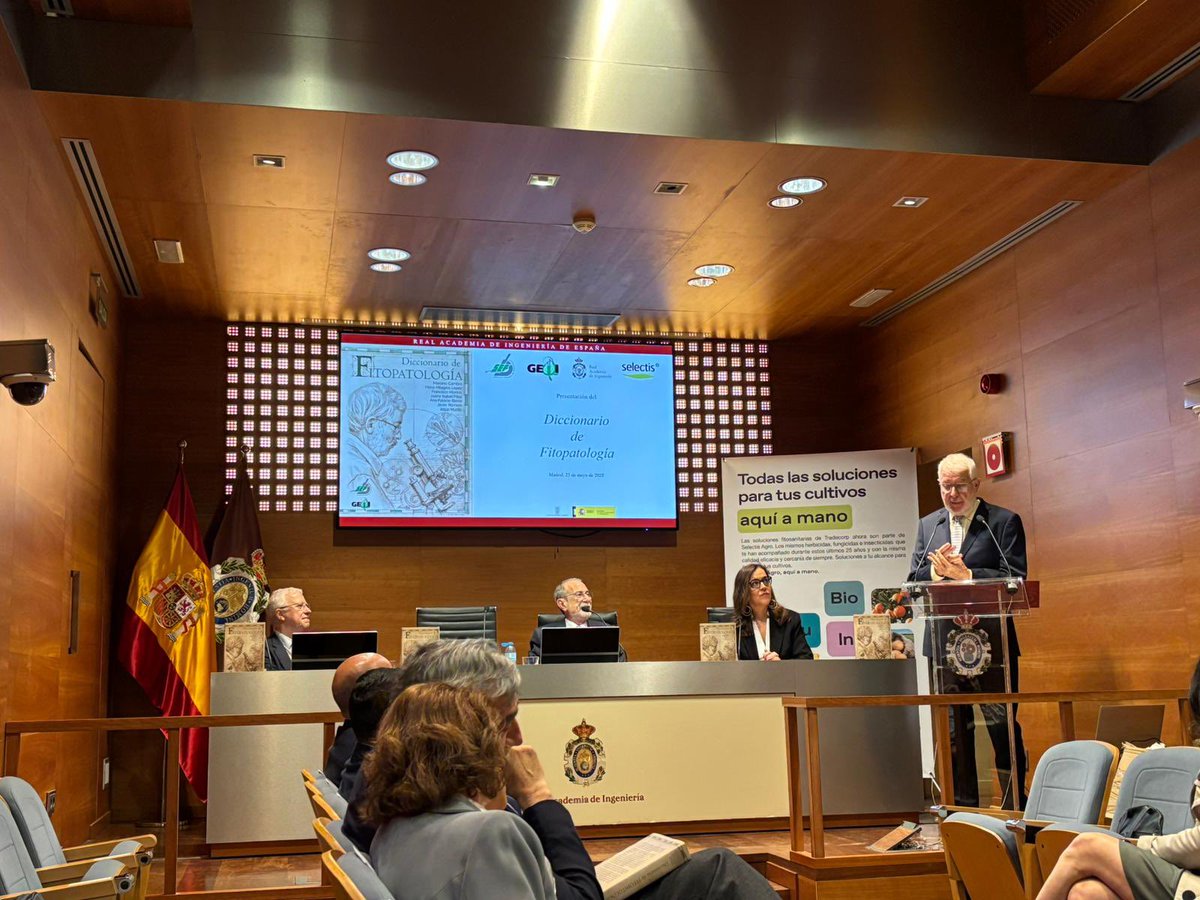 SEFitopatologia's tweet photo. Hoy ha sido un gran día para la fitopatología con la presentación oficial del Diccionario de Fitopatología de @sefitopatologia, una obra única y de gran valor para el sector! 
GRACIAS a tod@s los que lo han hecho posible! https://t.co/OWgGY9DteQ