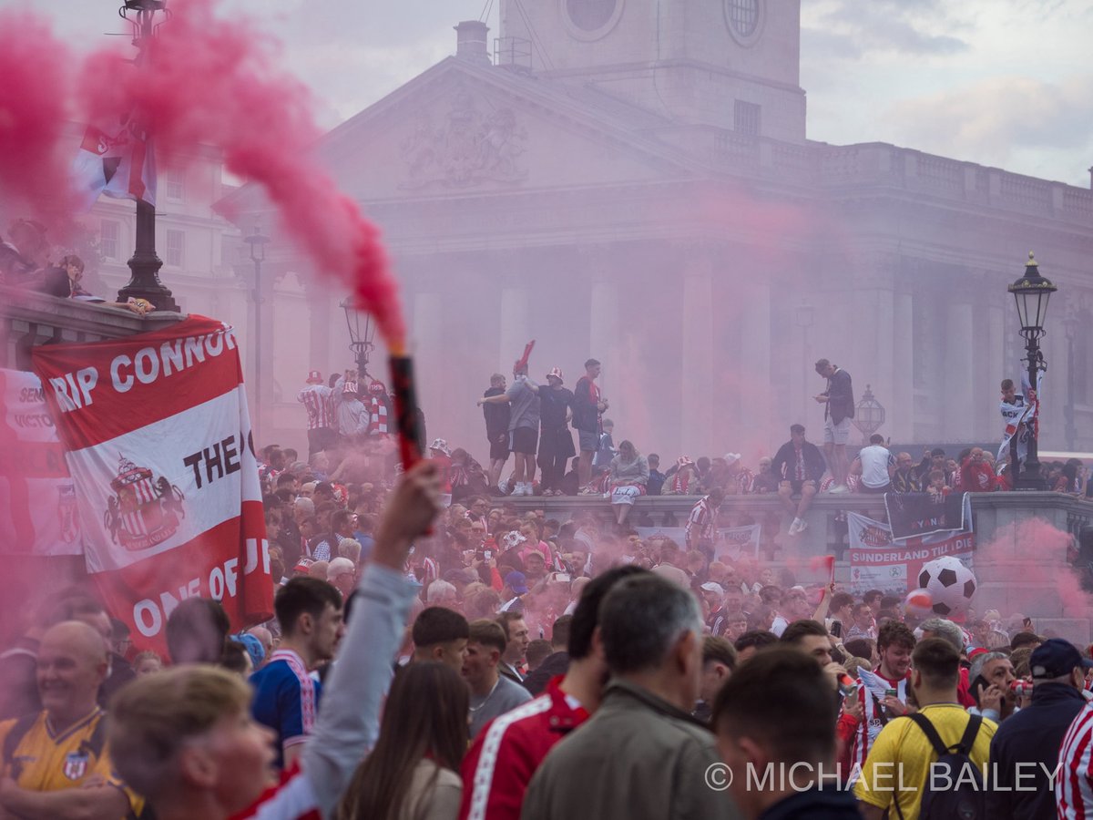 SAFC have invaded Trafalgar Square… #SAFC #Sunderland <a href="/bbcnewcastle/">BBC Sport Tyne & Wear</a> <a href="/SimonPryde/">Simon Pryde</a>