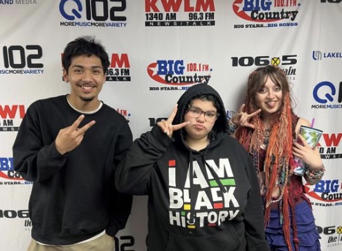 🎙️📱 MaryElin Macht from Q102 recently sat down with three amazing students from Willmar Area Learning Center, Matthew, Tariyah, and Stella to chat about all things social media and cell phones! 👀💬

🤔 How young were they when they started using social media? 👶📵 What age