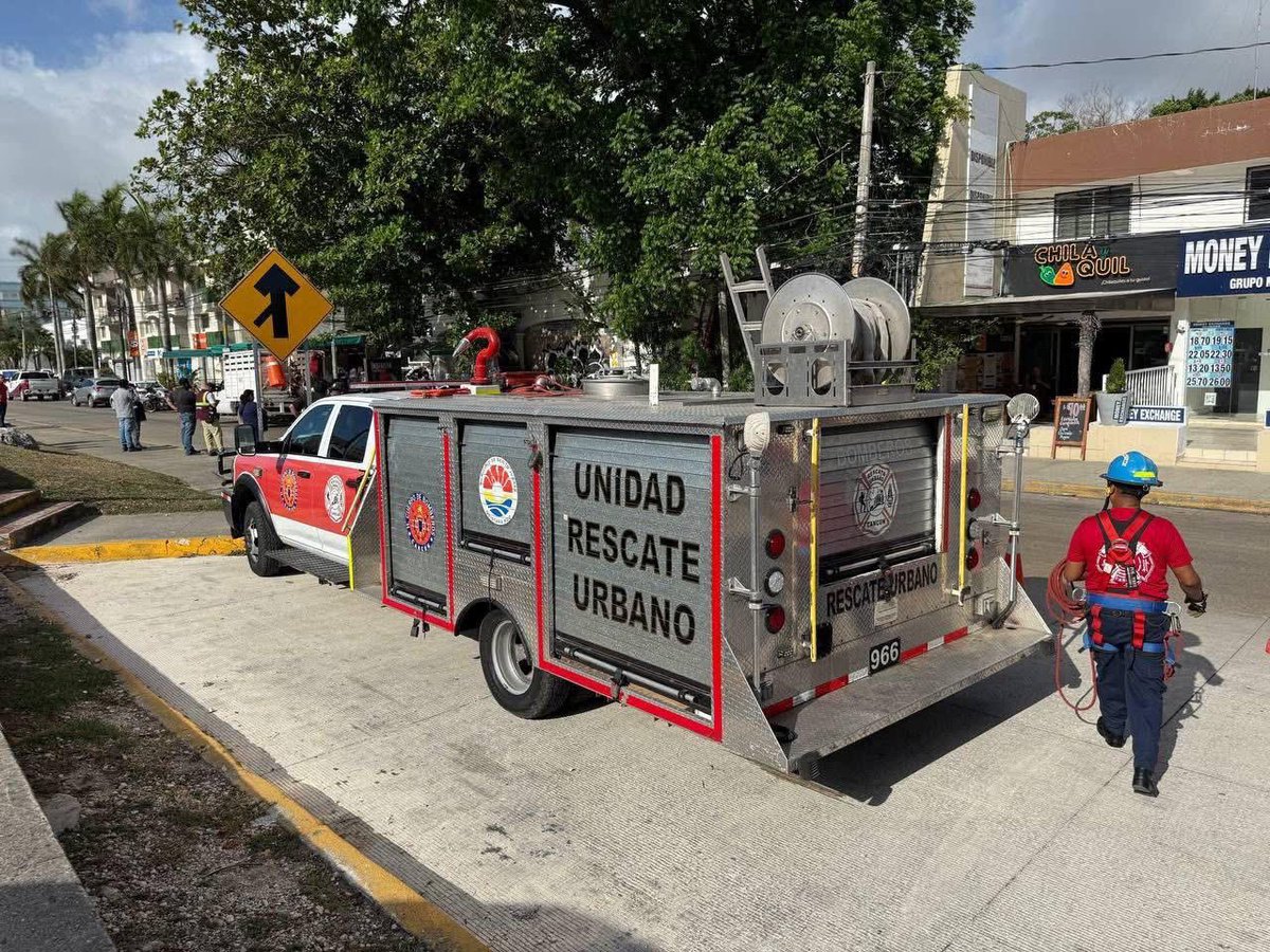 Avanzamos en la recuperación de espacios vandalizados, abandonados y ocupados de manera indebida en nuestra ciudad.

Gracias al trabajo en equipo del Ayuntamiento de Benito Juárez intervenimos un predio privado en la SM20, en avenida Tulum con calle Pecarí, con labores de