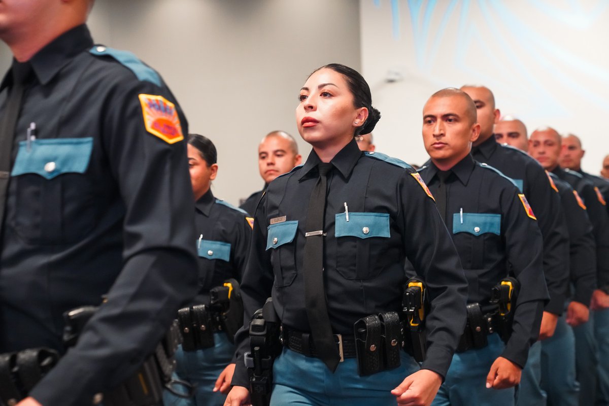EPPOLICE's tweet photo. Congrats to the 137th El Paso Police Academy class! 37 new officers are ready to keep El Paso safe. Be the differenceโapply for the 141st academy NOW: https://t.co/kEBbM985Z8 #ElPaso #EPPD #JoinEPPD #Graduation #ElPasoPolice https://t.co/luhiUHMfK9